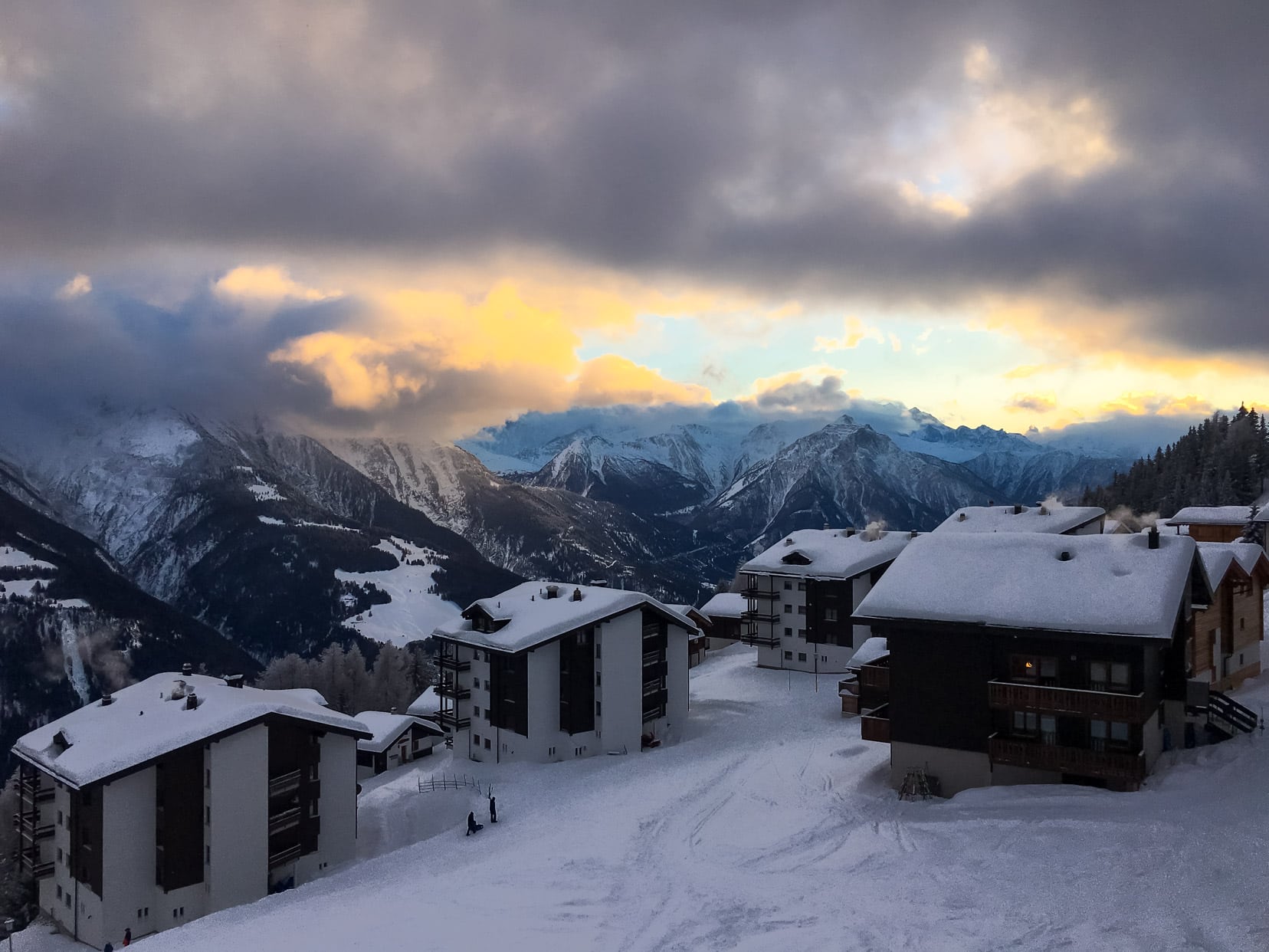 Bettmeralp-skiiing_cloudy-views