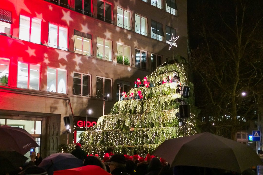 children-singing-and-stnading-in-the-shape-of-a-xmas-tree