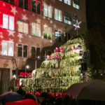 children-singing-and-stnading-in-the-shape-of-a-xmas-tree