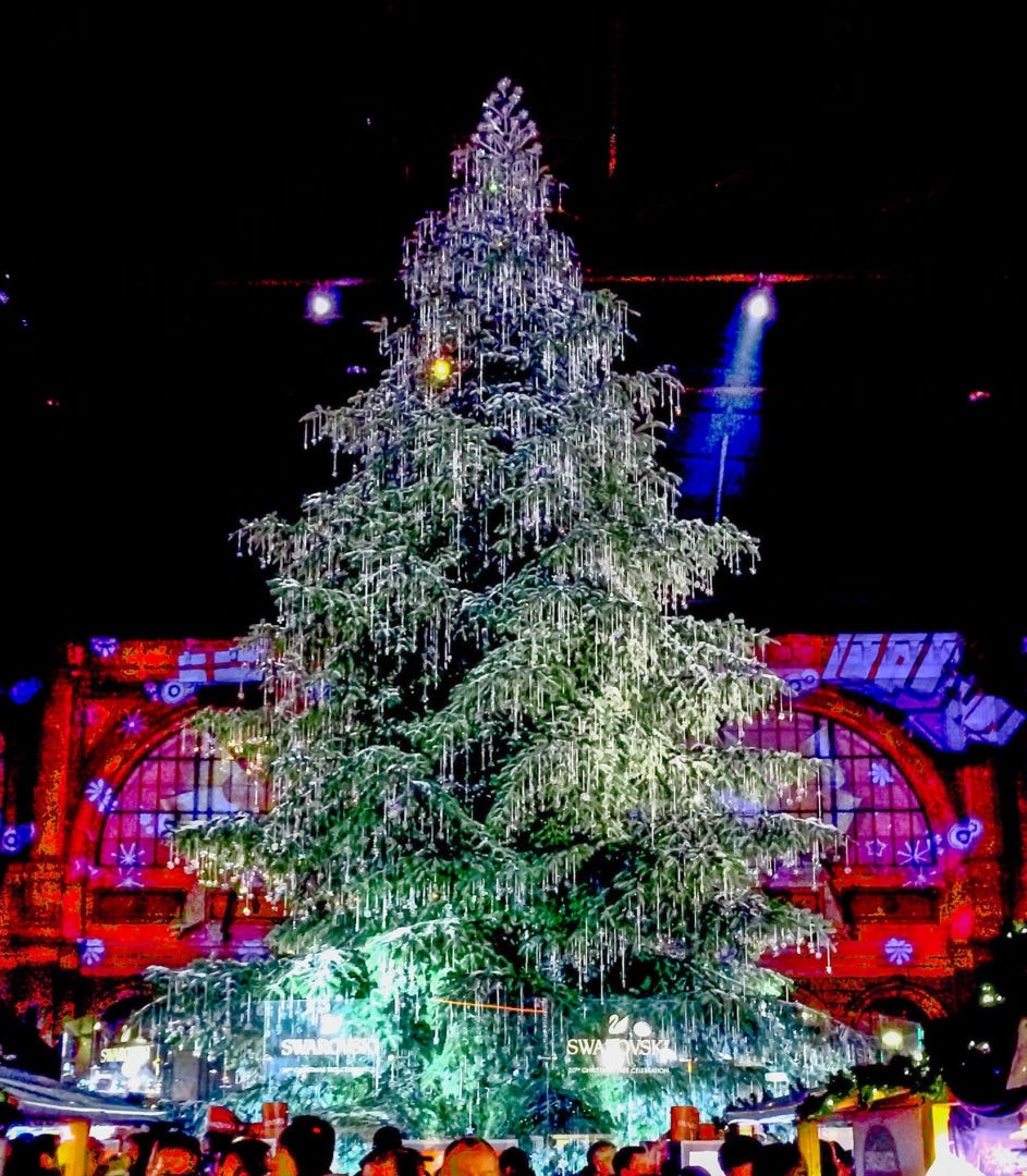 large-xmas-tree-adorned-with-crystals