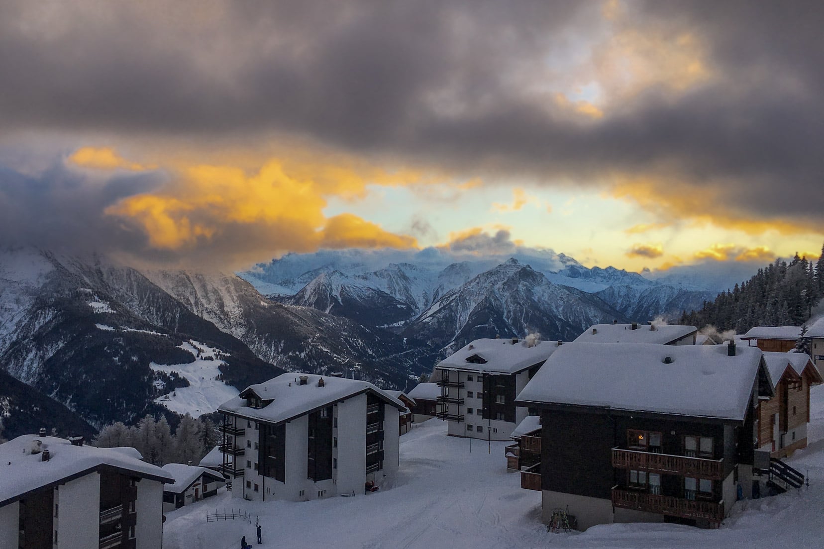 sunrise-seen-over-snowy-mountains in Bettmeralp