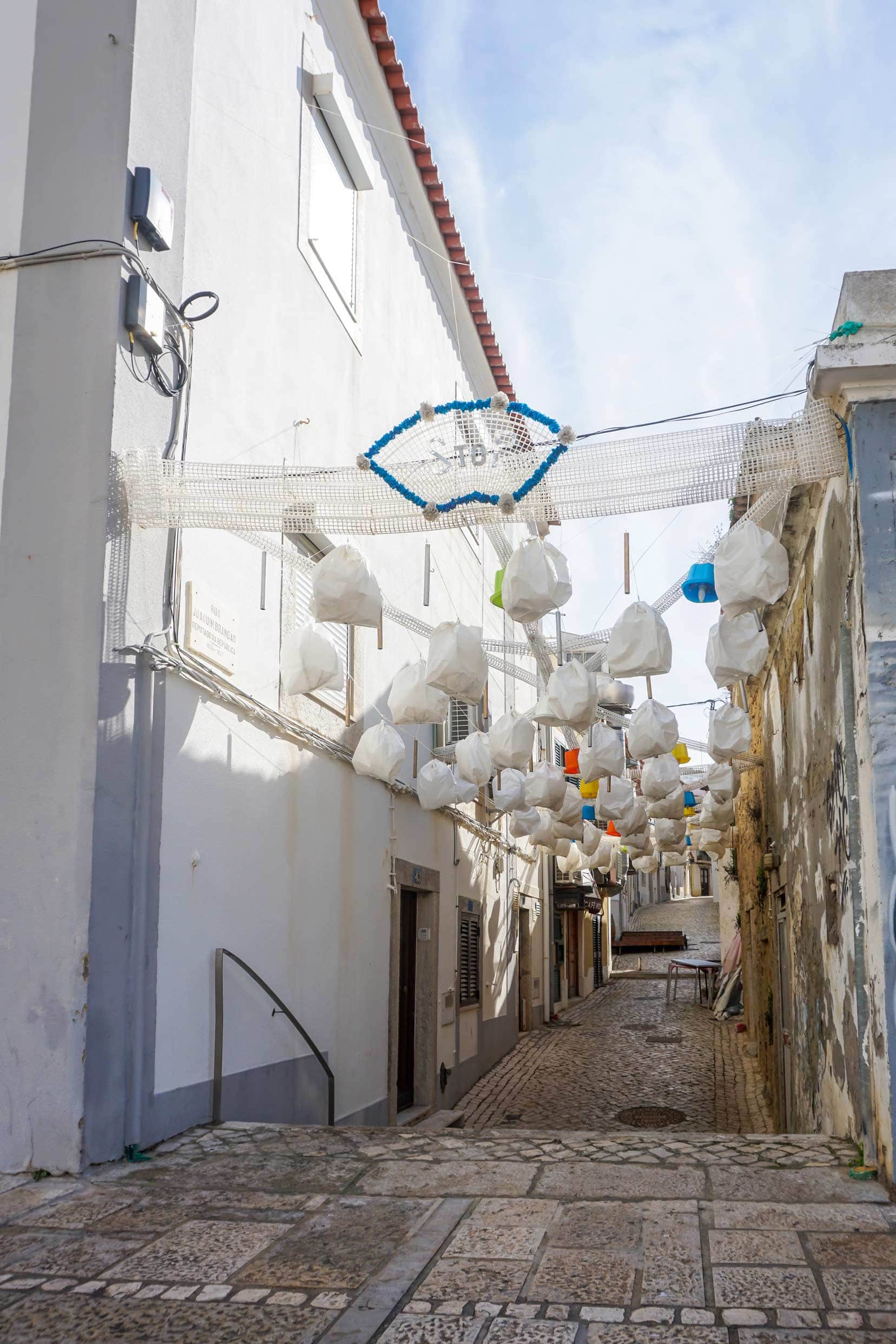 Viela típica no centro antigo de Sesimbra