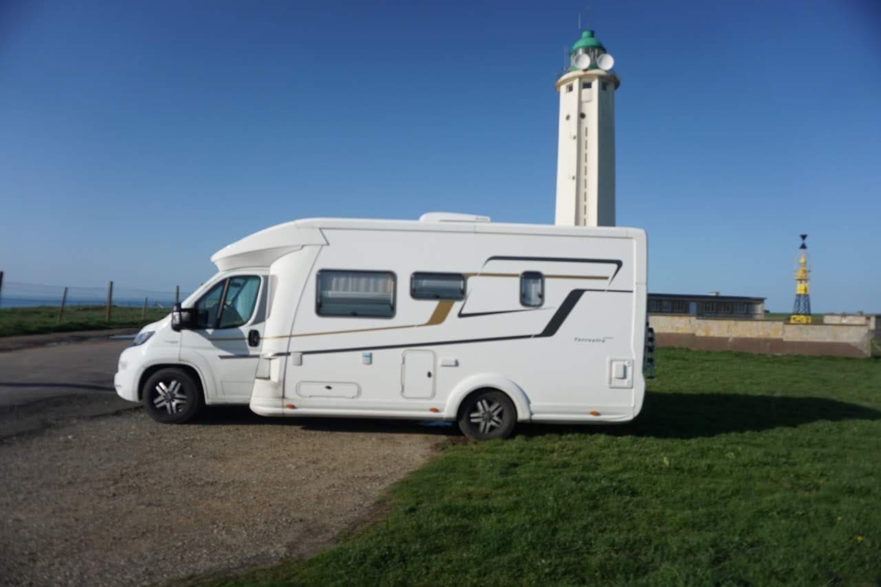 motorhome tips - motorhome parked by a lighthouse