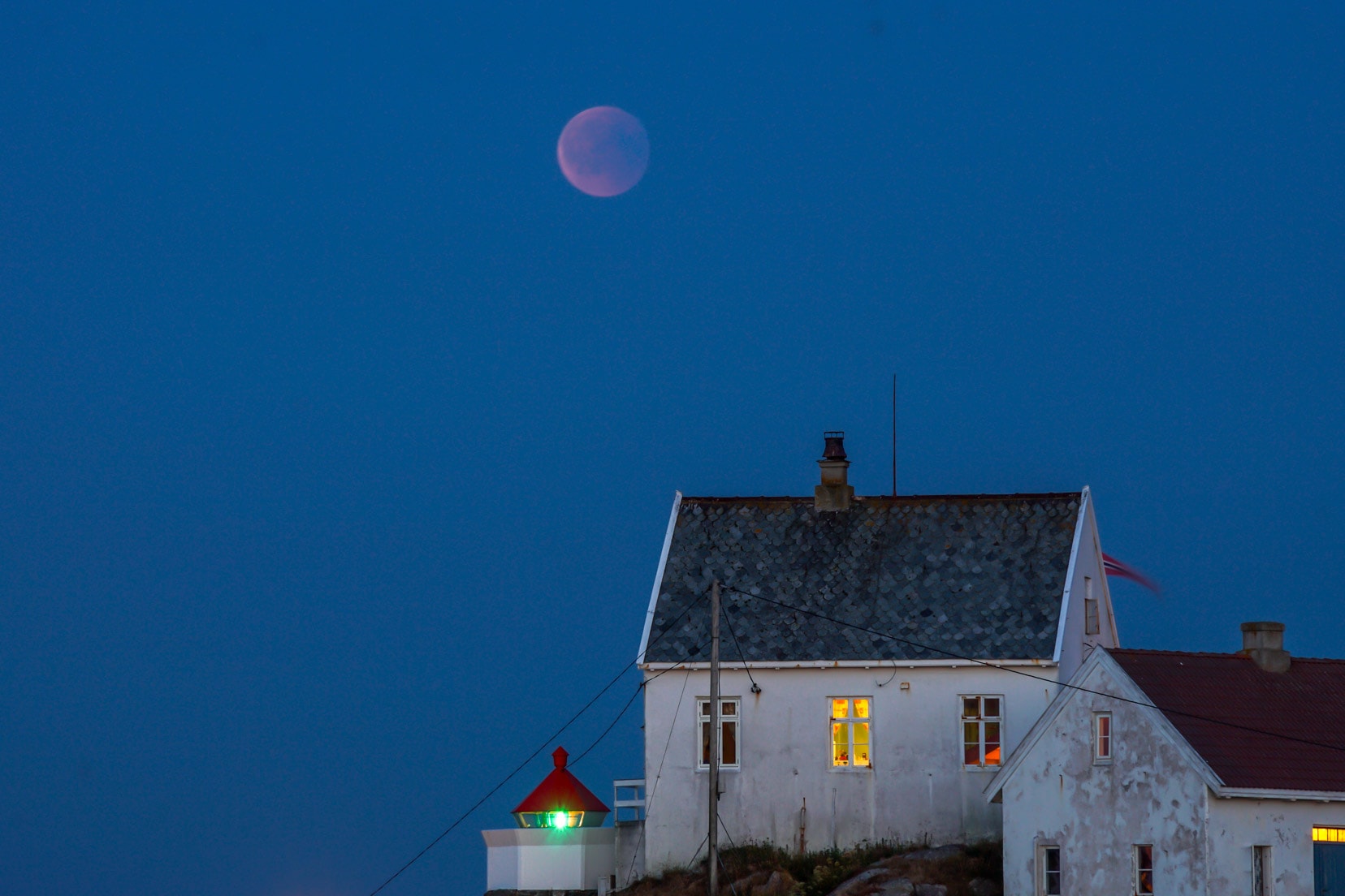 Close-up-of-Blood-Moon-at-Skudeneshavn,-Norway