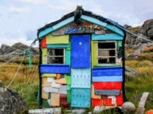 Utsira Green Hut : A multi-coloured hut made of plastic from the sea 