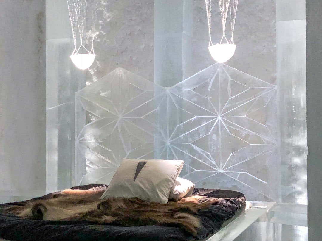 chandeliers-above-ice-bed