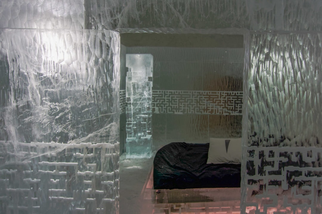 patterned-ice-walls-with-an-ice-bedroom