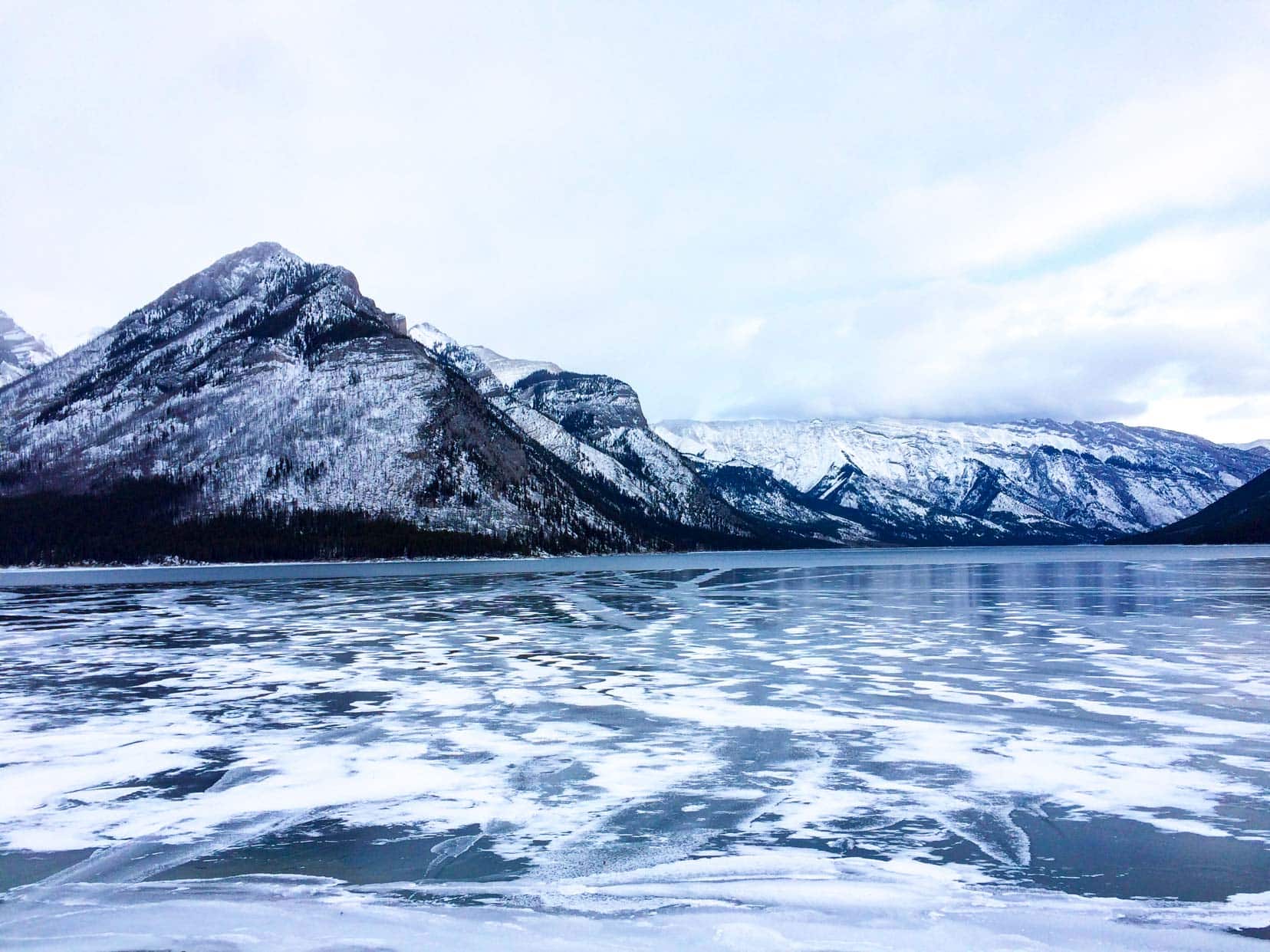 Christmas-in-Banff-Lake-Minnewanke