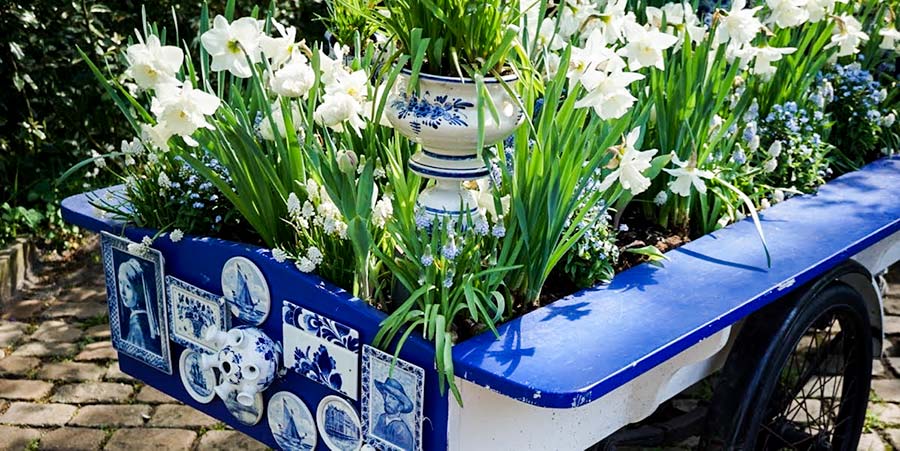 blu and white flower display in a blue cart at Keukenhof gardens