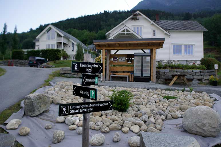 Signs to Dronningstien
