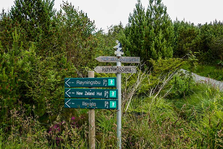 Sign post to New Zealand Hut, Skudeneshavn