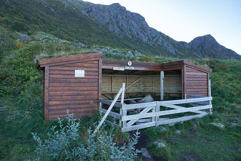 An old settlement site used as shelter and a resting spot on the flat coastal part of the Dronningruta hike