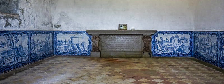 The blue and white tiles inside the Ermida da memoria Chapel at Cabo Espichel