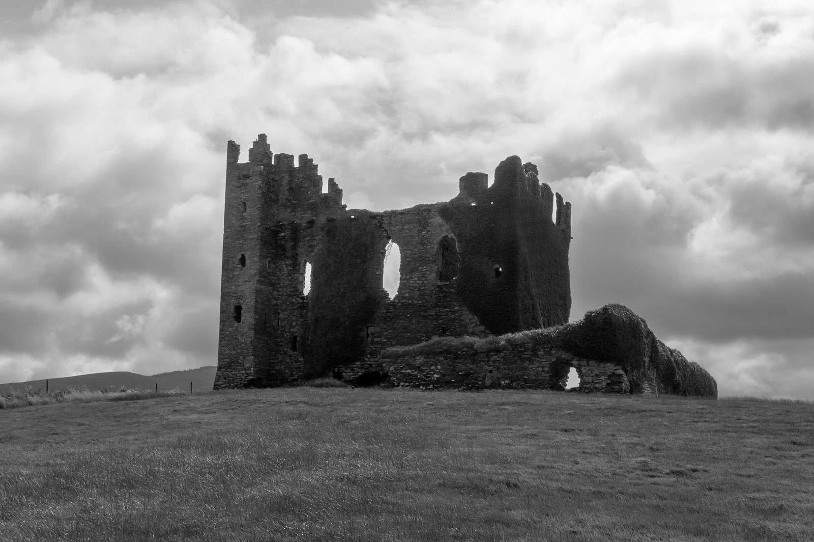 Ballycarbery-Castle black and white