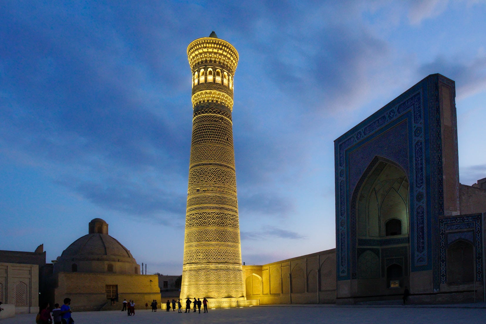 Kalon-Minaret-by-night