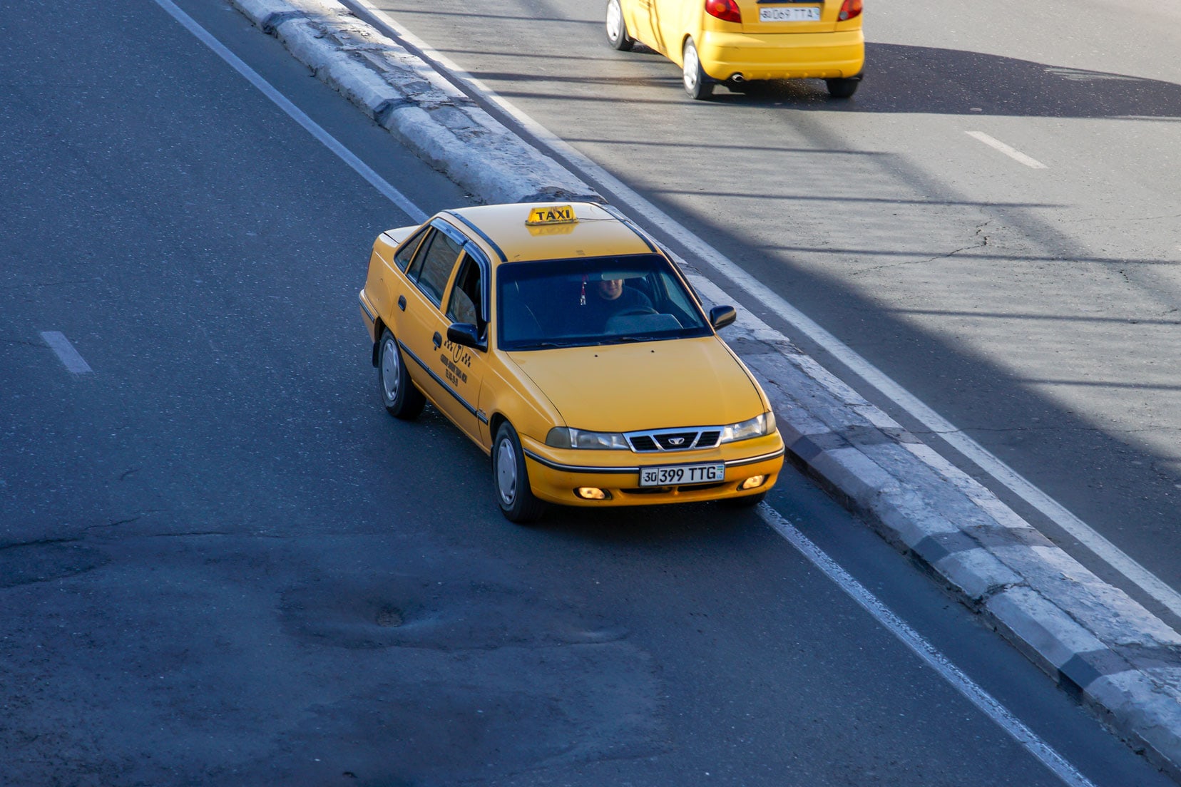 Uzbek_yellow-taxi-on-road