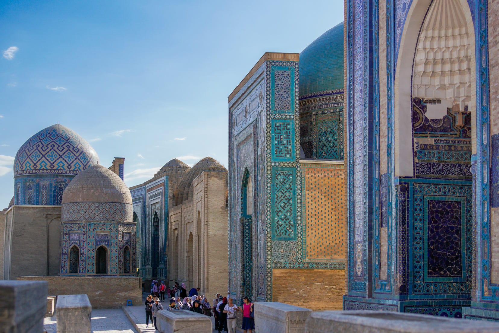 Alleyway-access-into-Shah-I-Zinda,-Samarkand