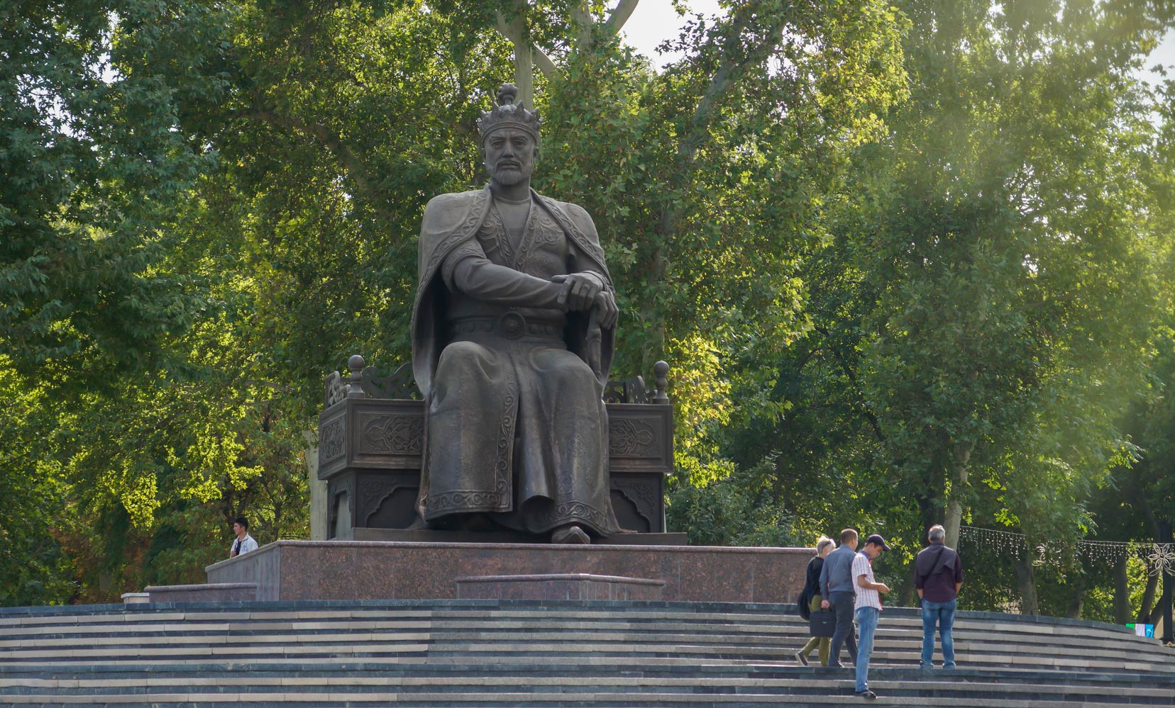 Amir-Temur-statue,-Samarkand