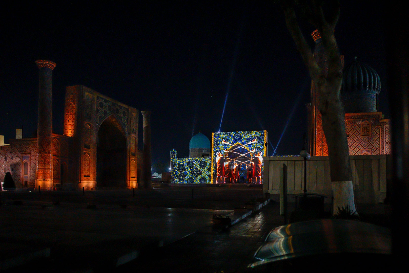 Registan-Square-Light-Show,-Samarkand_