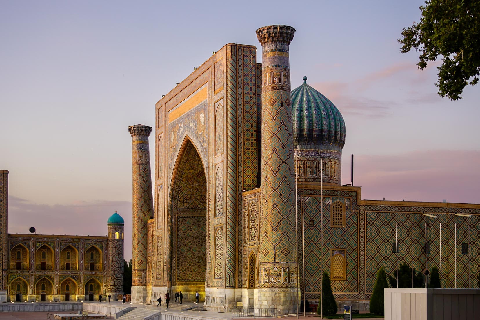 Sher-Dor-madrasah,-Registan-square,-Samarkand