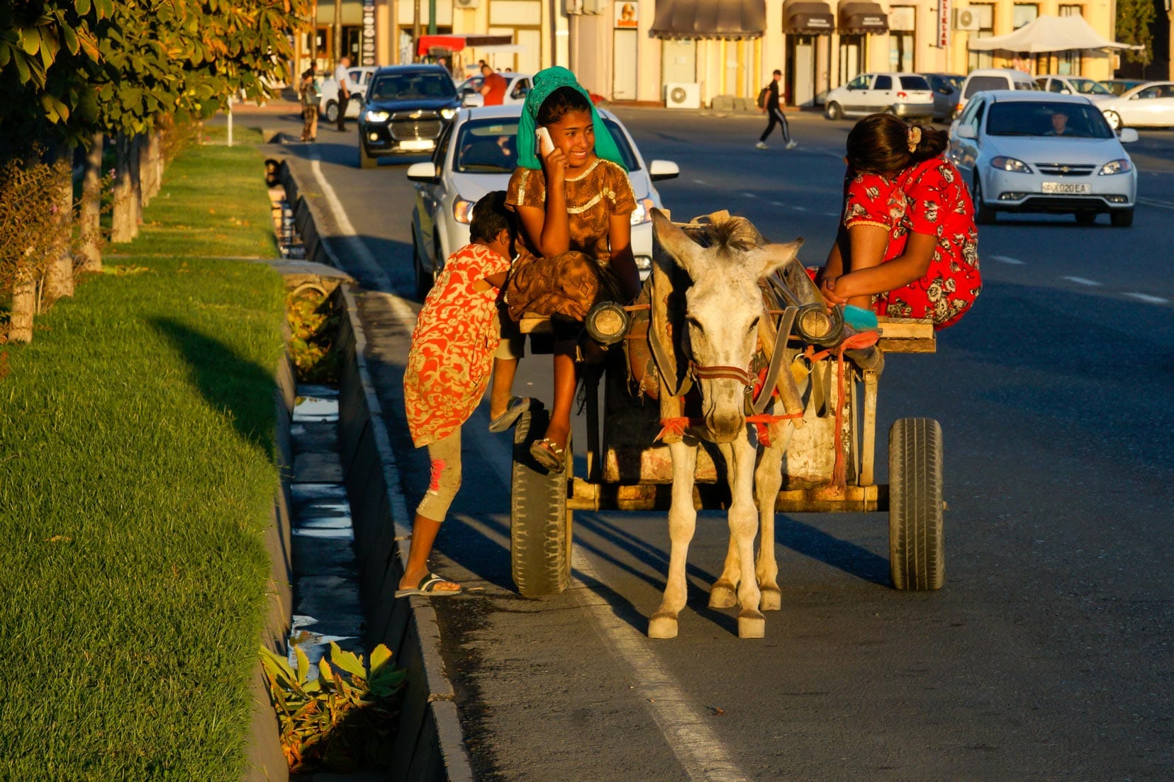Uzbekistan-children-on-a-donkey-drawn-cart,-Samarkand