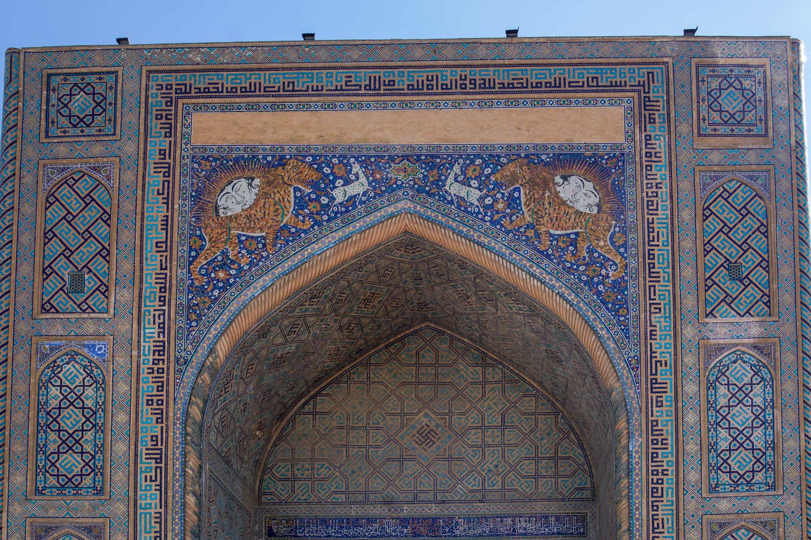 facade-of-Sher-Dor,-Registan-Square