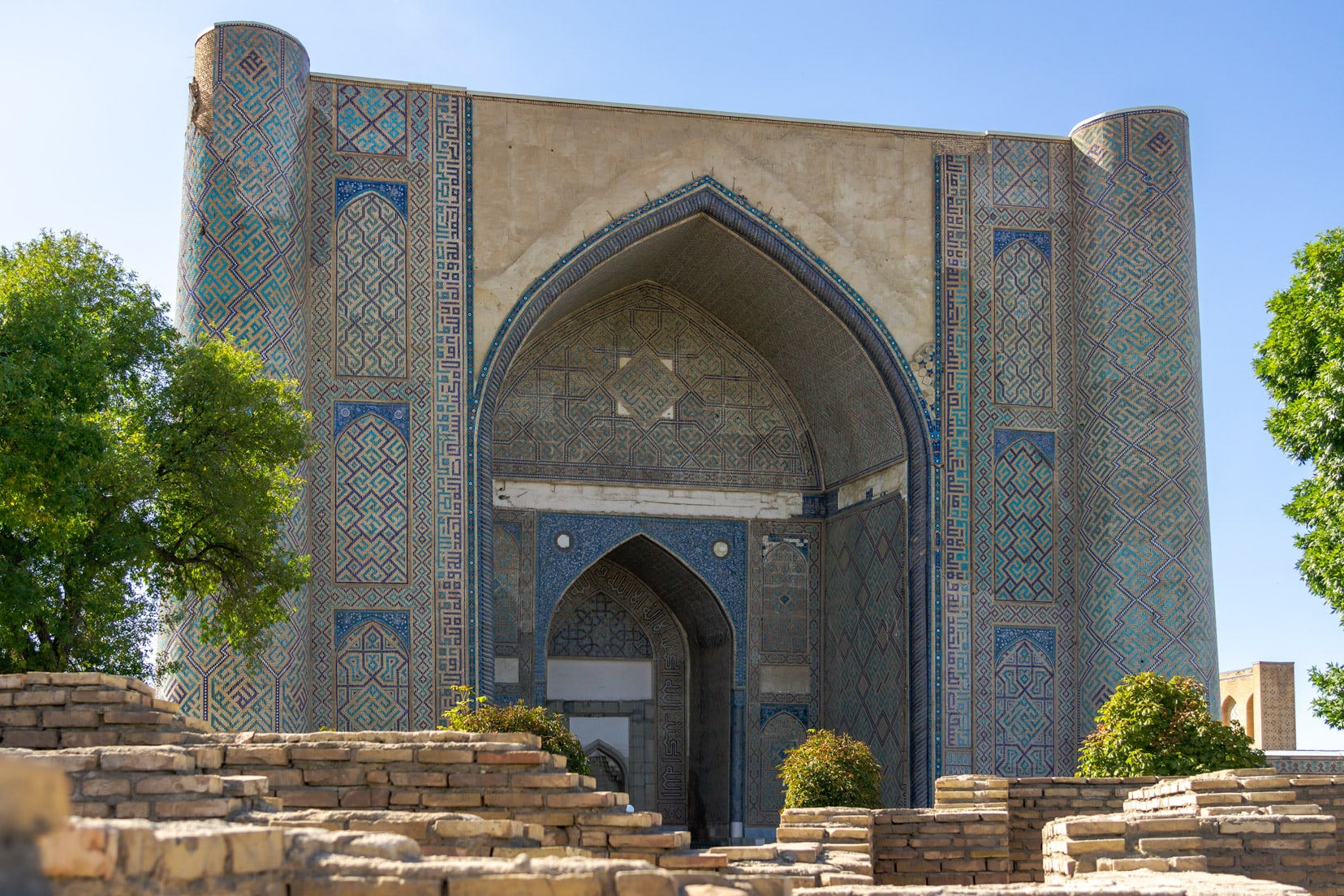 mosaic-tiled-exterior-of-a-mosque