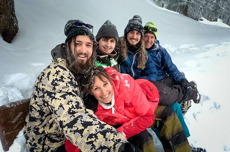 Family in Bettmeralp on a snowy bench