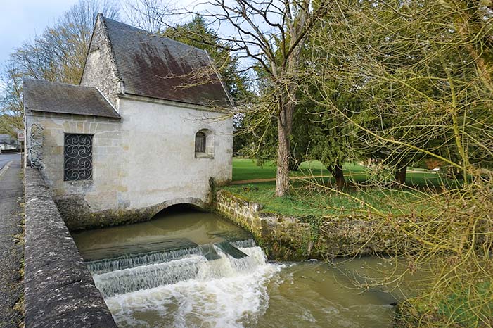 Chateau de Azay-le-Rideau moat 