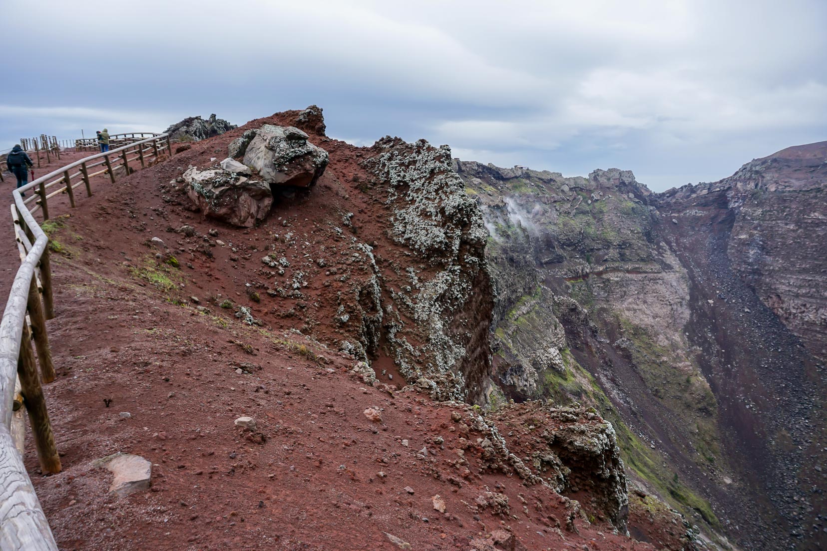 Mt-Vesuvius-crater-lip