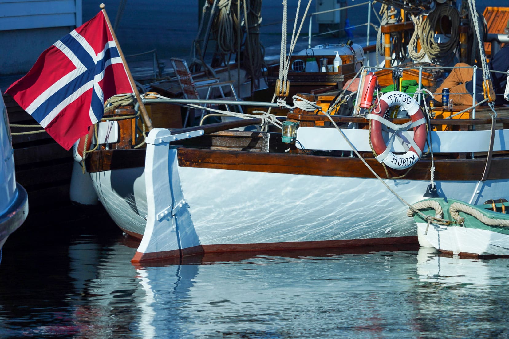 boat-with-Norwegian-flag