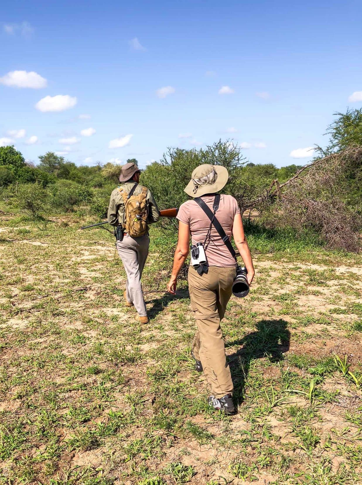 walking-safari-in-teh south african bush with a guide carrying a gun