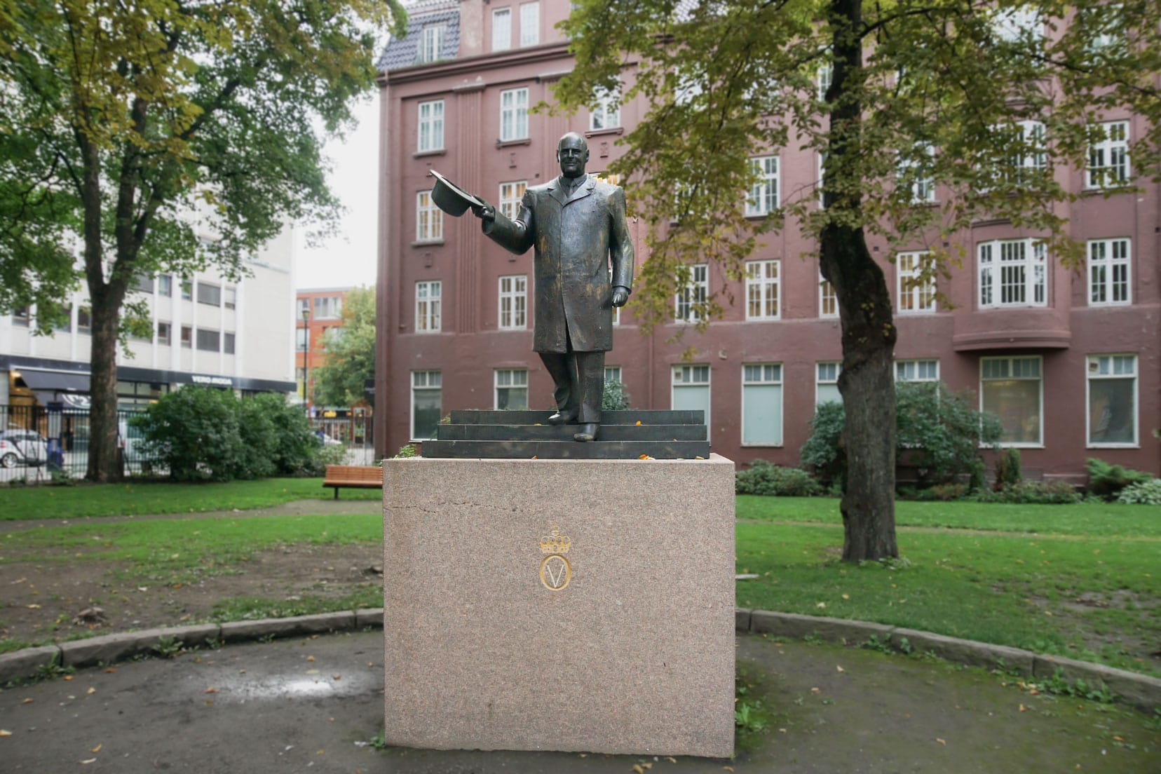 Late-King-Olav-V-of-Norway-statue-in-Stiftsgårdeparken