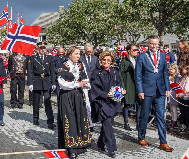 Queen Sonia of Norway walking in the street surrounded by crowds
