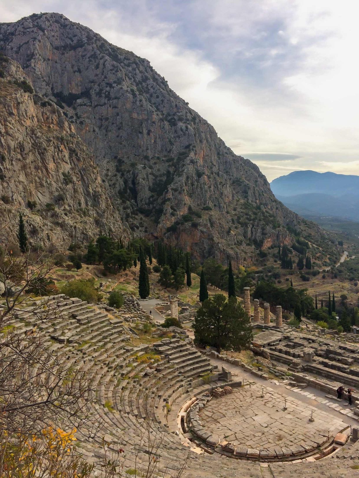 delphi-ruins amphitheatre