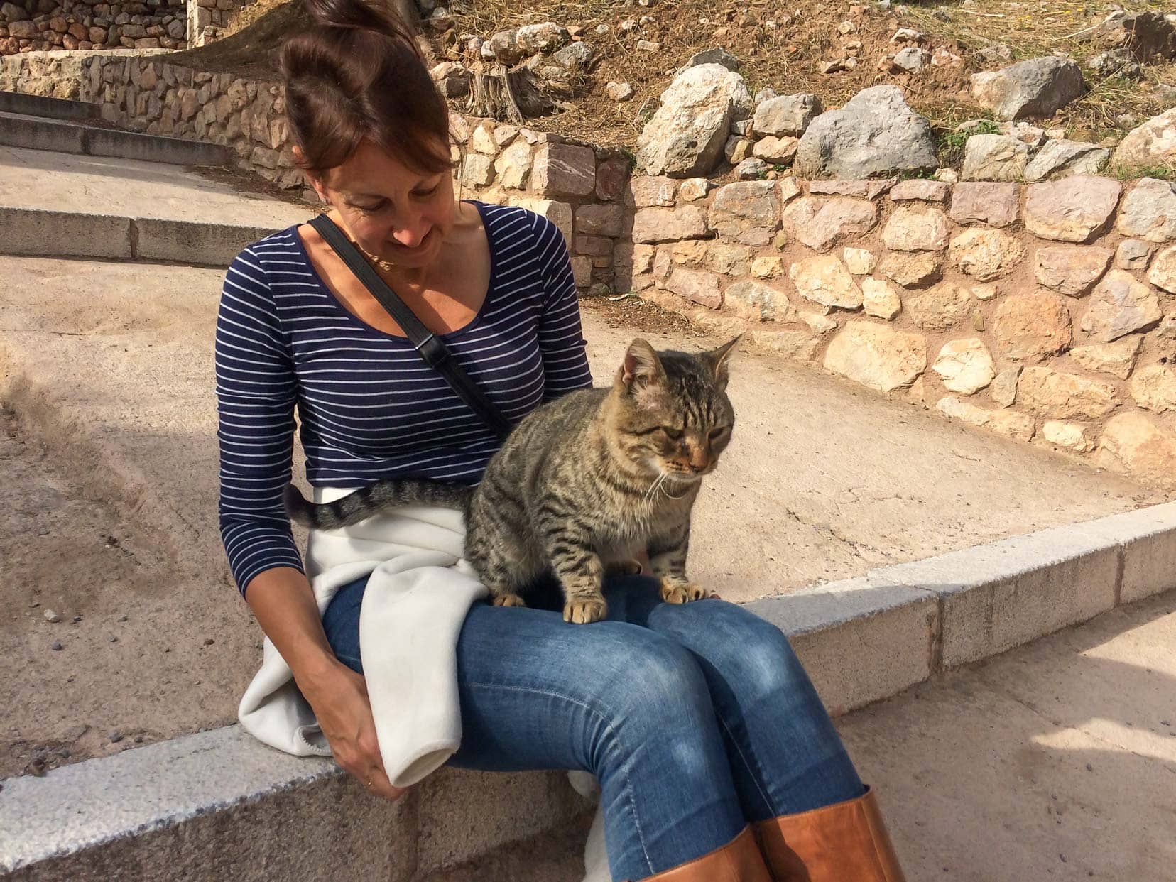 Shelley with a cat het lap at-delphi ruins 