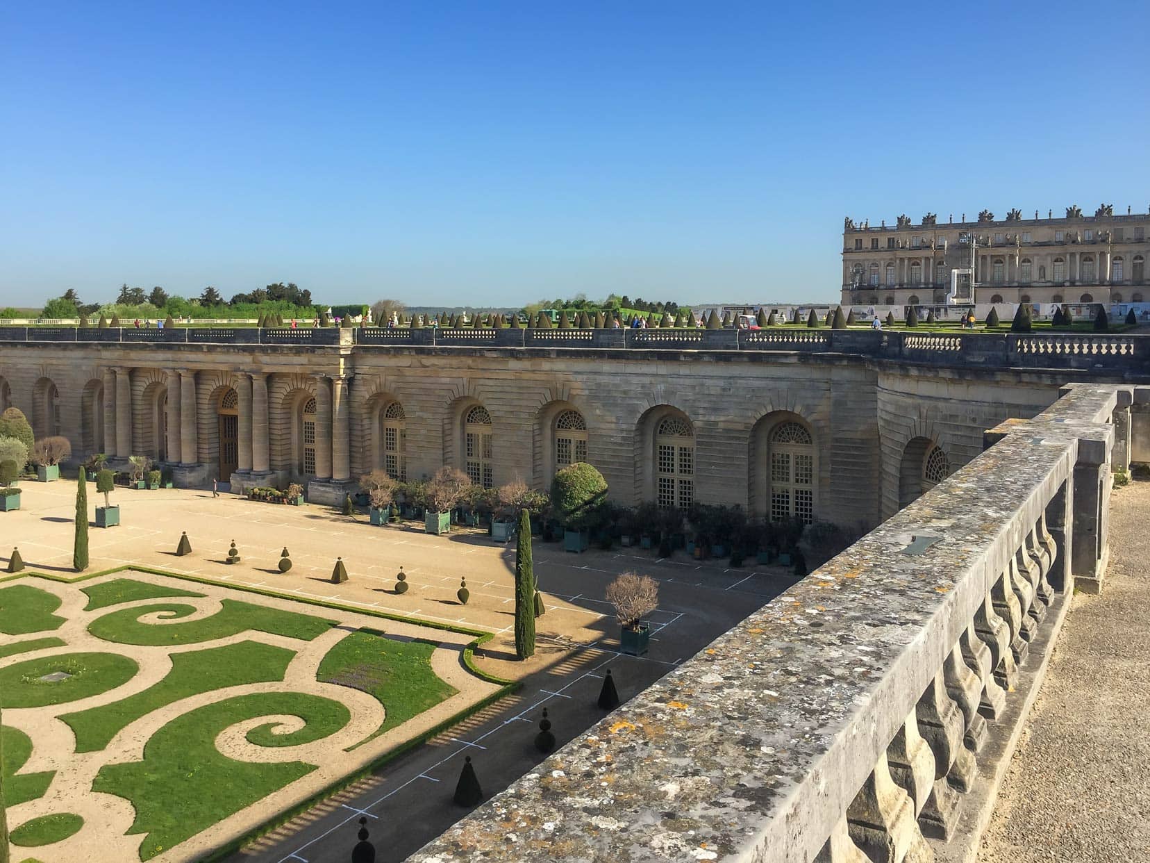 -Versailles-palace-gardens-with-palace