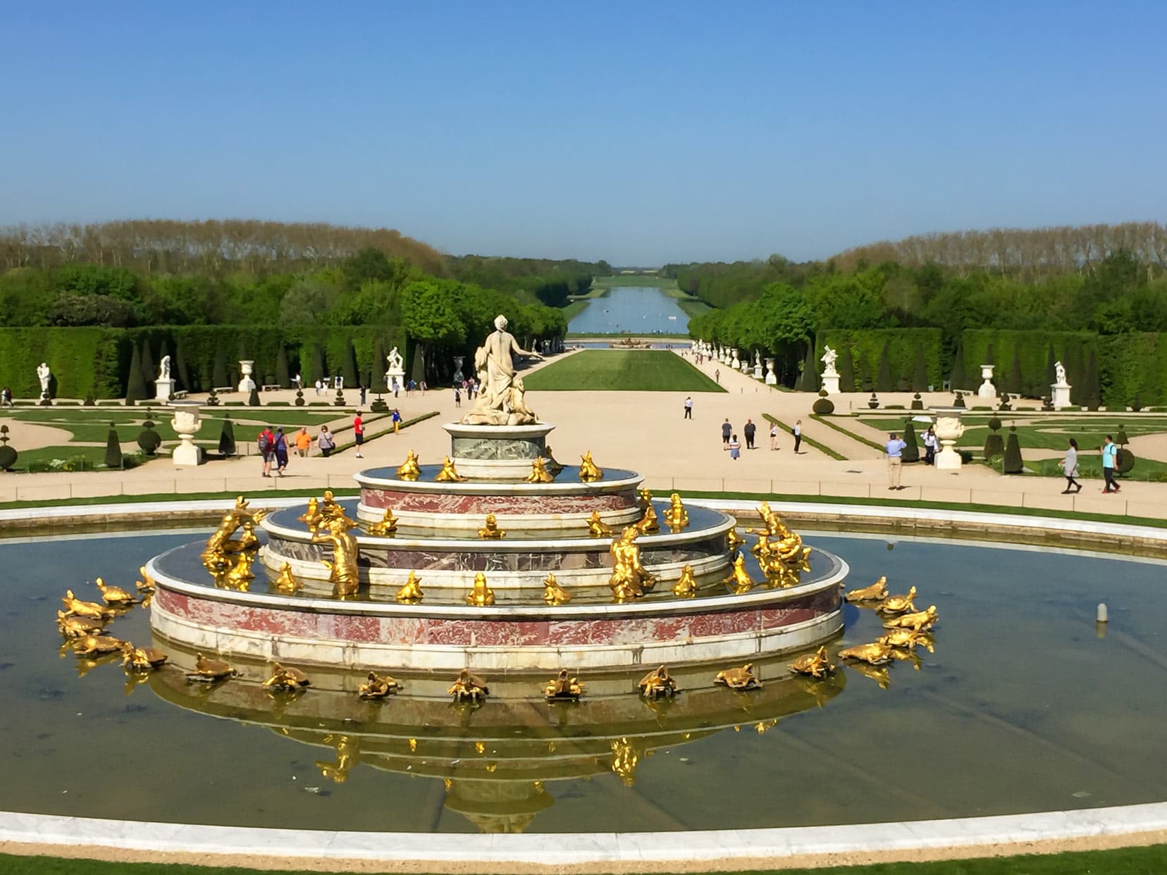 -Versailles-palace-gardes
