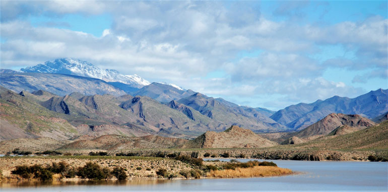 Gamkapoort-dam-with bare green grey mountains in the back ground