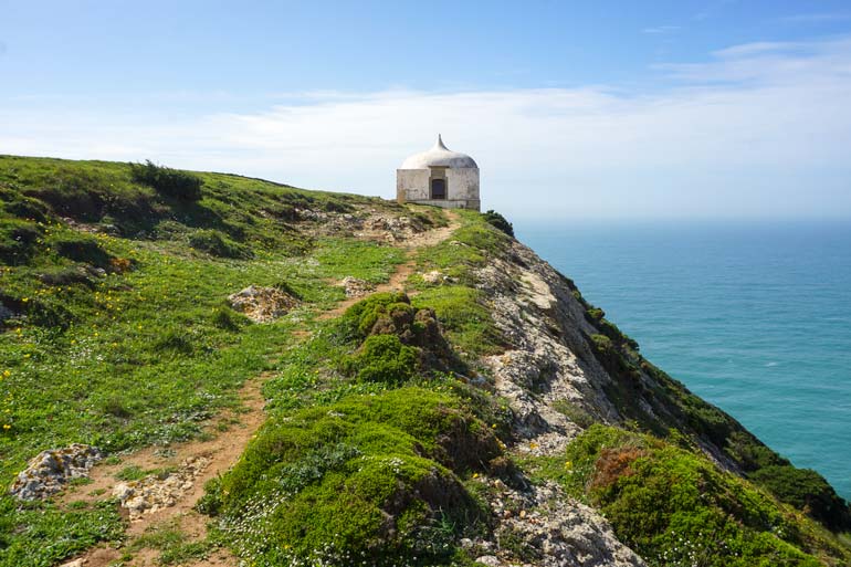 Memory-Chapel-CAbo-Espichel - white building on the edge of a cliff