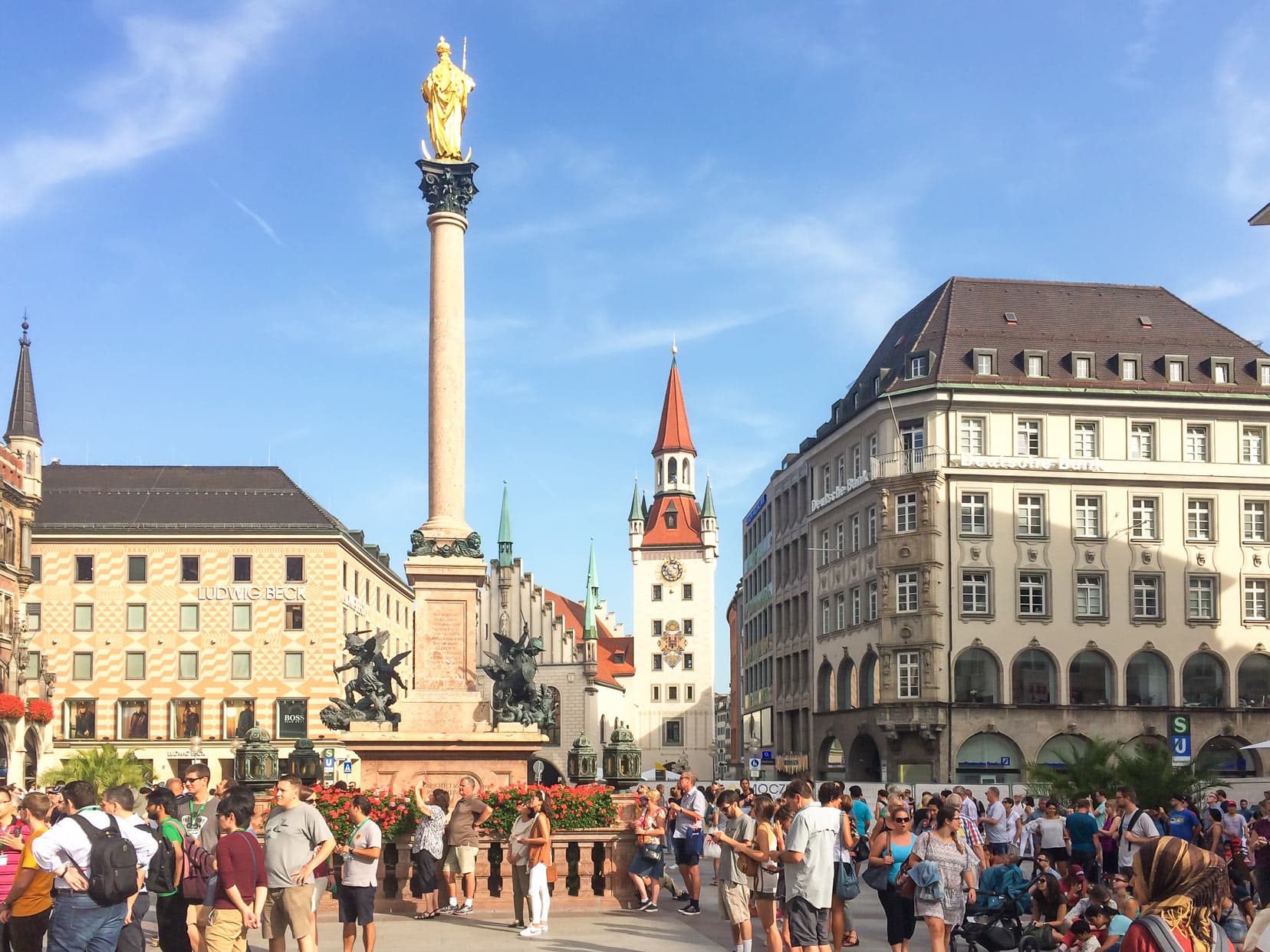 _A-busy-Marienplatz-Square-in-Munich