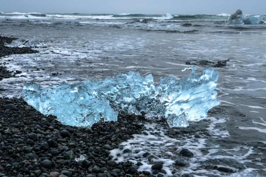 Breathtaking Icelandic landscapes_Diamond Beach with a blue iceberg washed up on the black lava shore