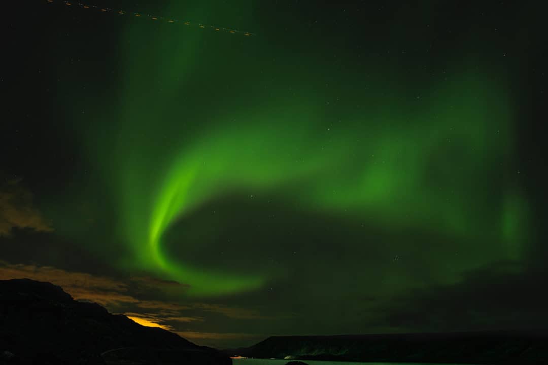 Icelandic landscapes_ Green swirling Northern-Lights in black sky 