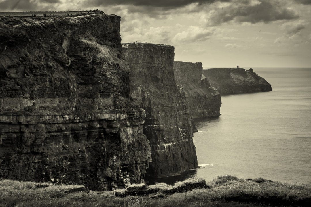 4 headlands with steep cliffs protrude into the sea