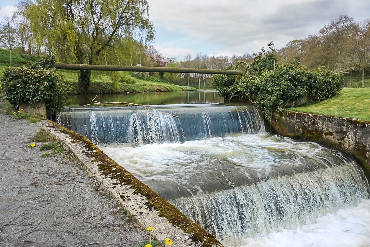 Cascading stream with bricked edges