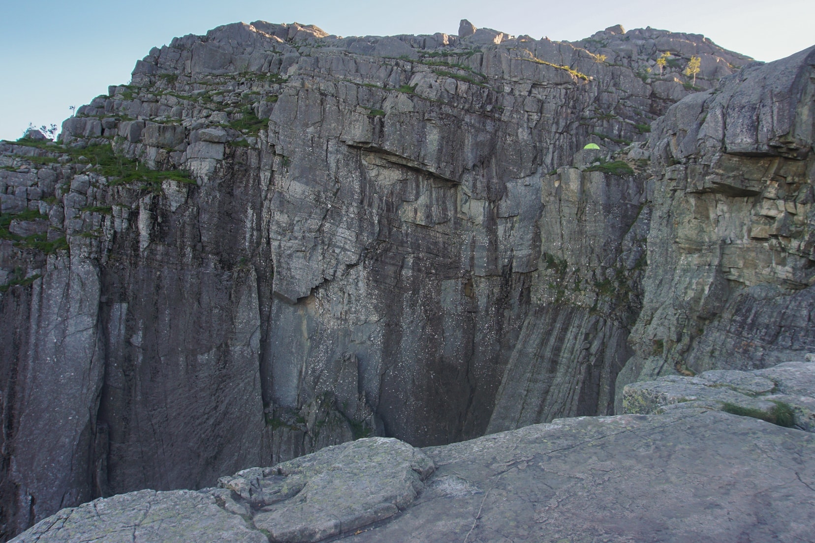 Tenting-on-the-mountain-precipice-beside-Pulpit-Rock