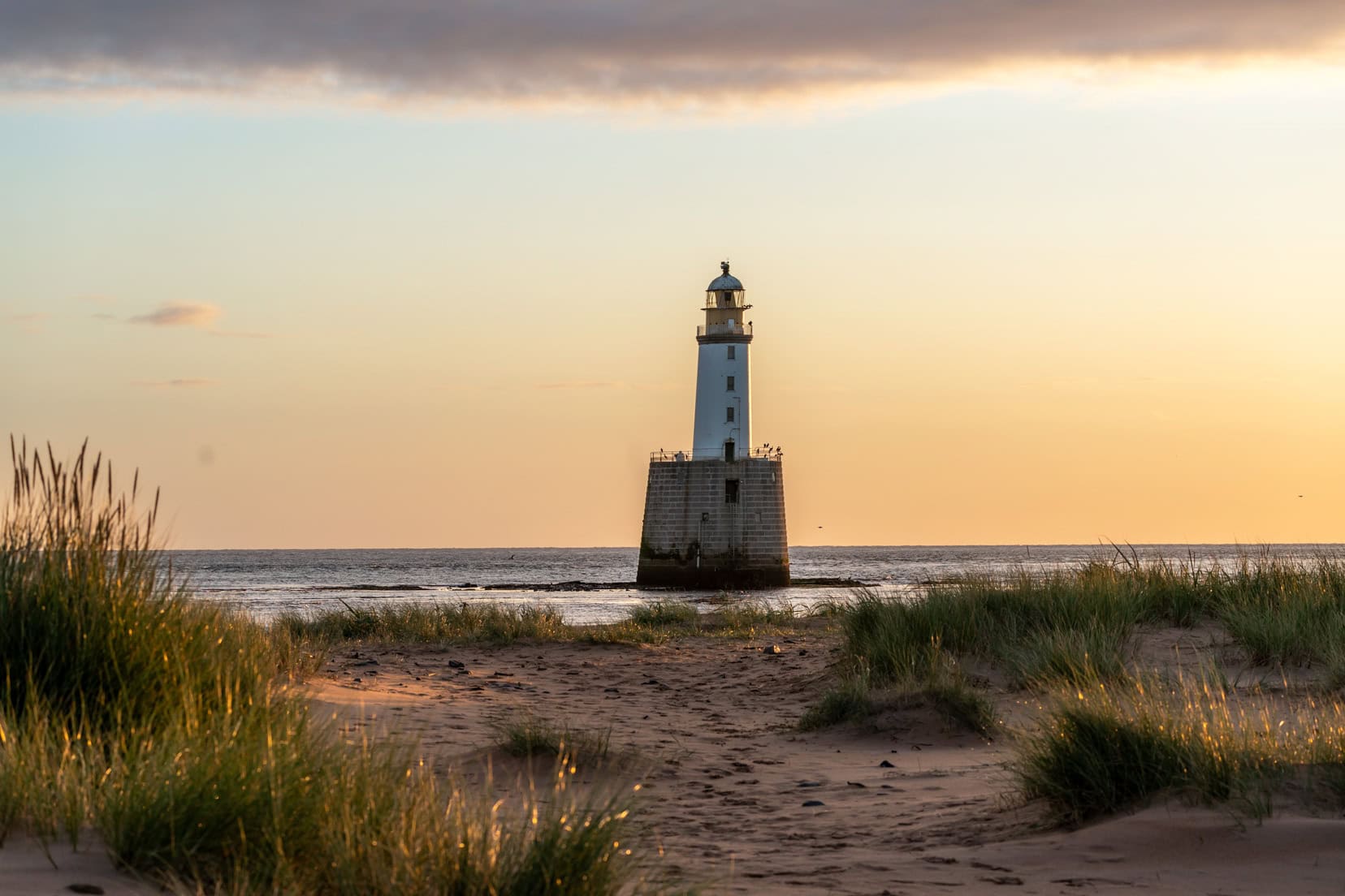 Rattray-Head-Lighthouse_shooting-through-the-dunes