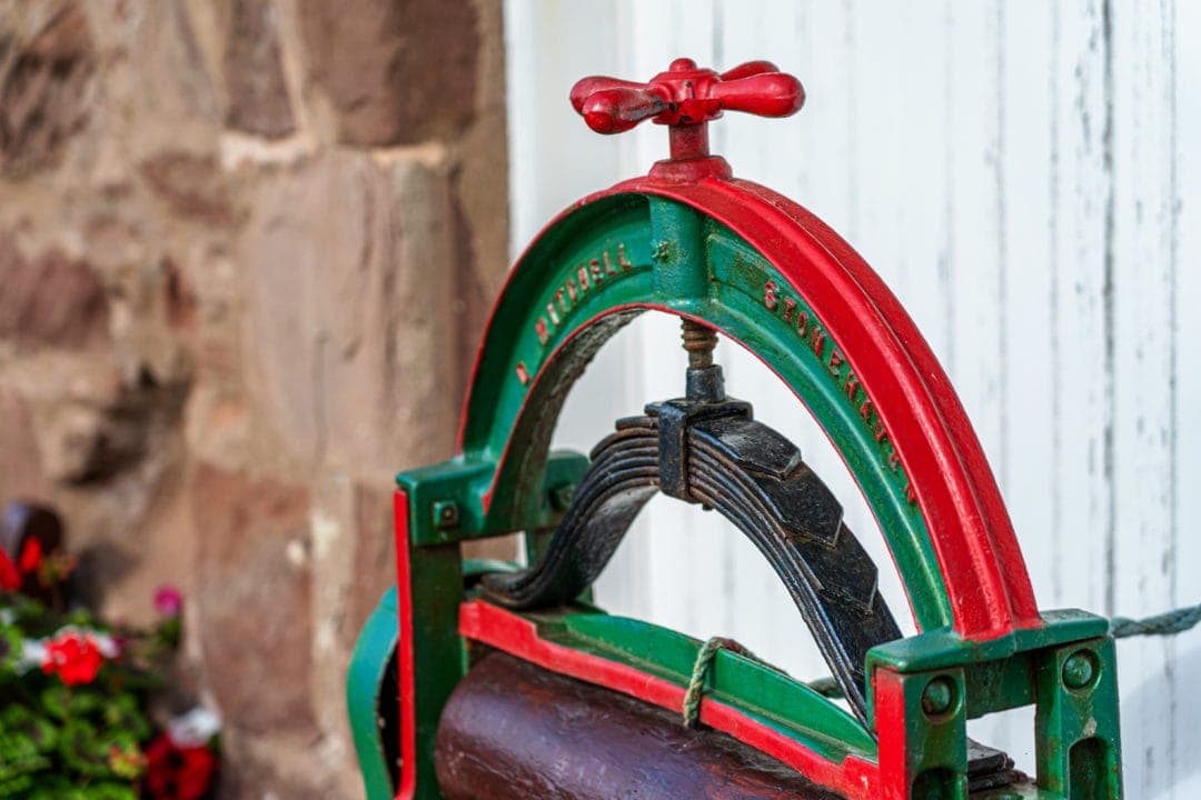 Tollbooth red and green mangle with the words Stonehaven written on it