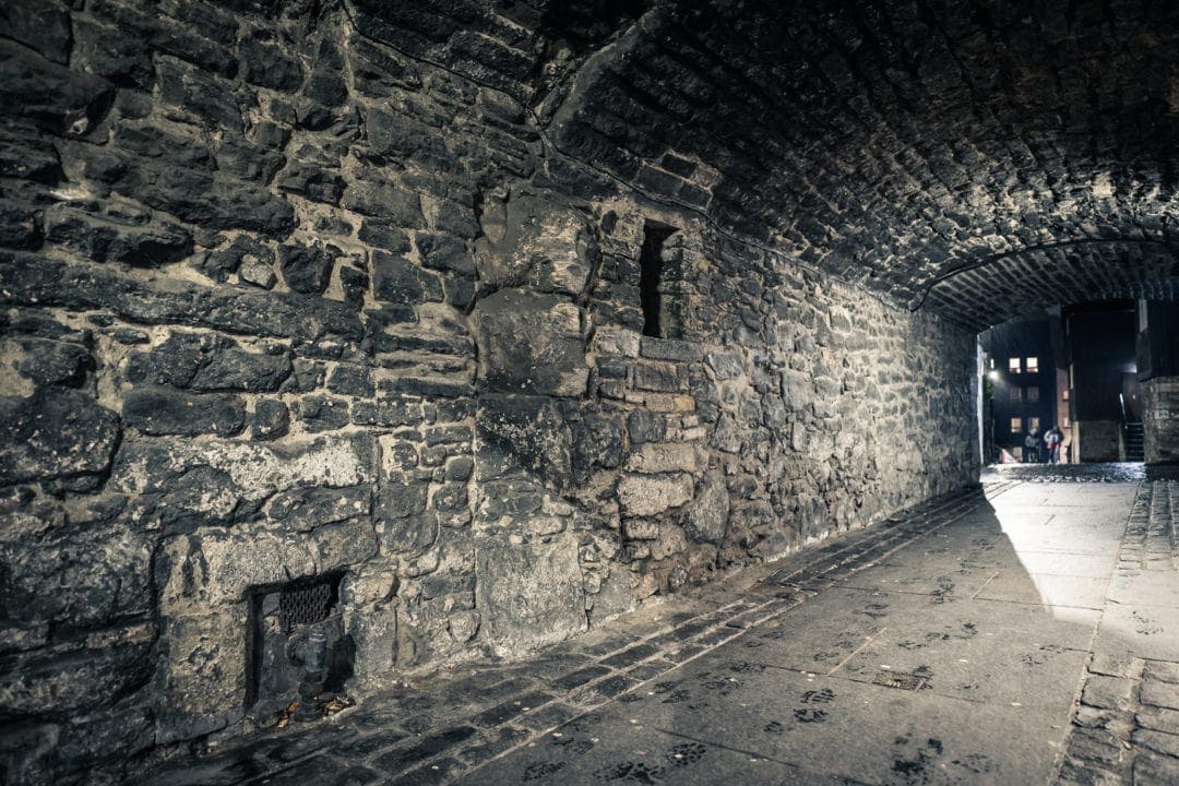 Bakehouse Close-Outlander-tunnel-Edinburgh