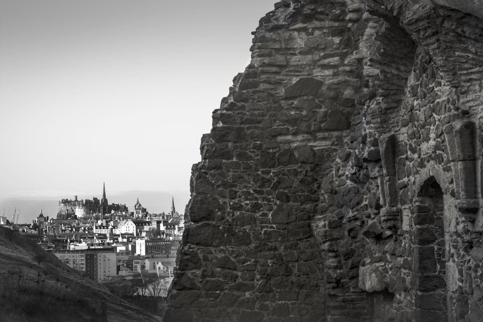 Ruins-with-view-of-Edinburgh-and-the-castle-through-the-side